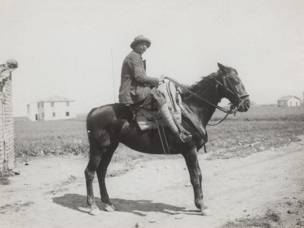 Assistenti sanitari in giro per la campagna romana, per la distribuzione del chinino
Campagna Romana (Roma), 1925